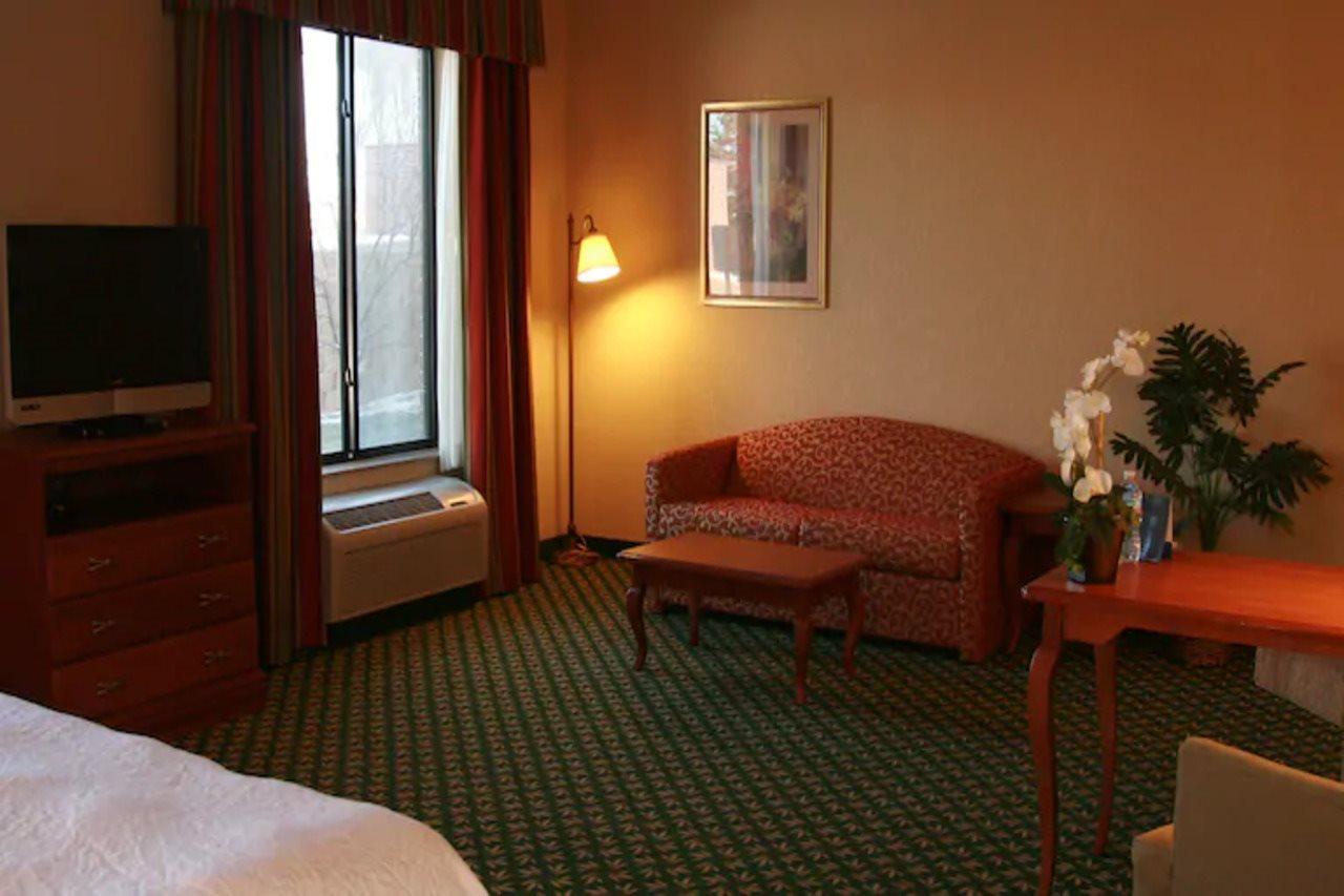 Newly Renovated Hampton West Lakeside Hotel