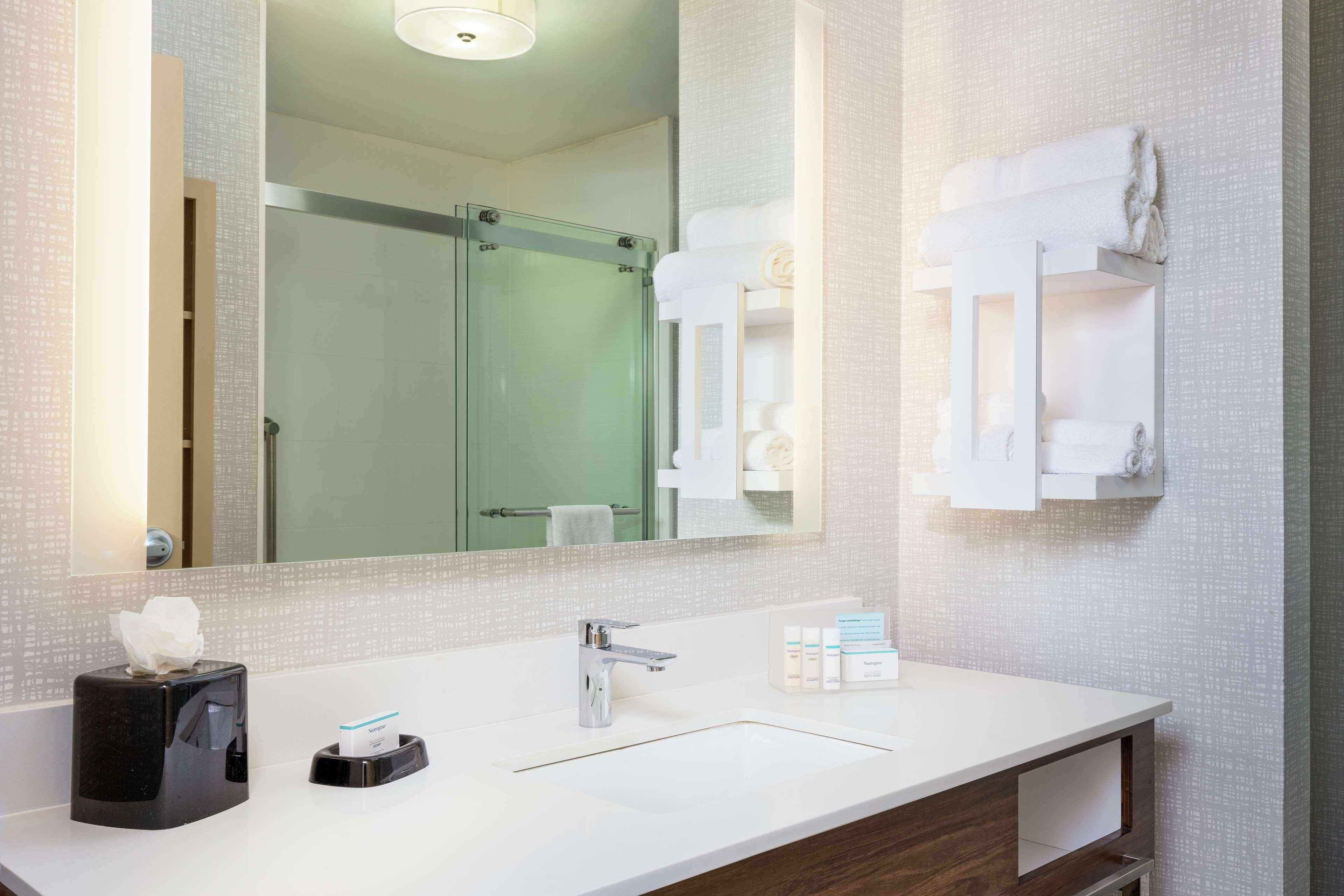 Newly Renovated Hampton West Lakeside 3* Omaha