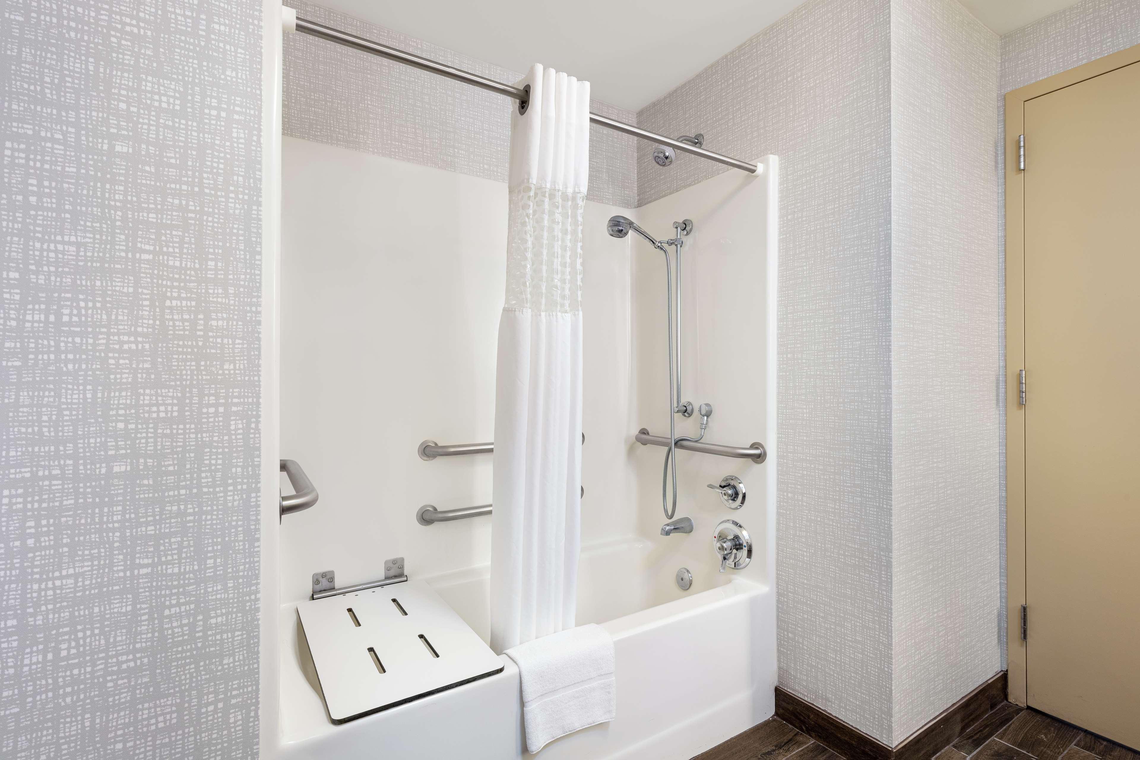 Newly Renovated Hampton West Lakeside 3* Omaha