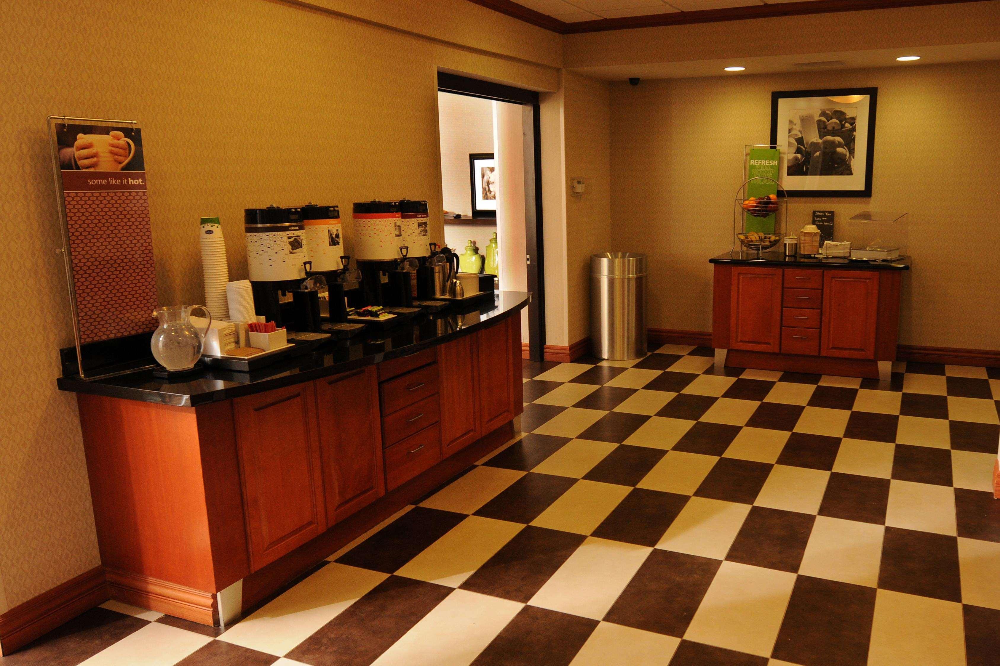Hotel Newly Renovated Hampton West Lakeside