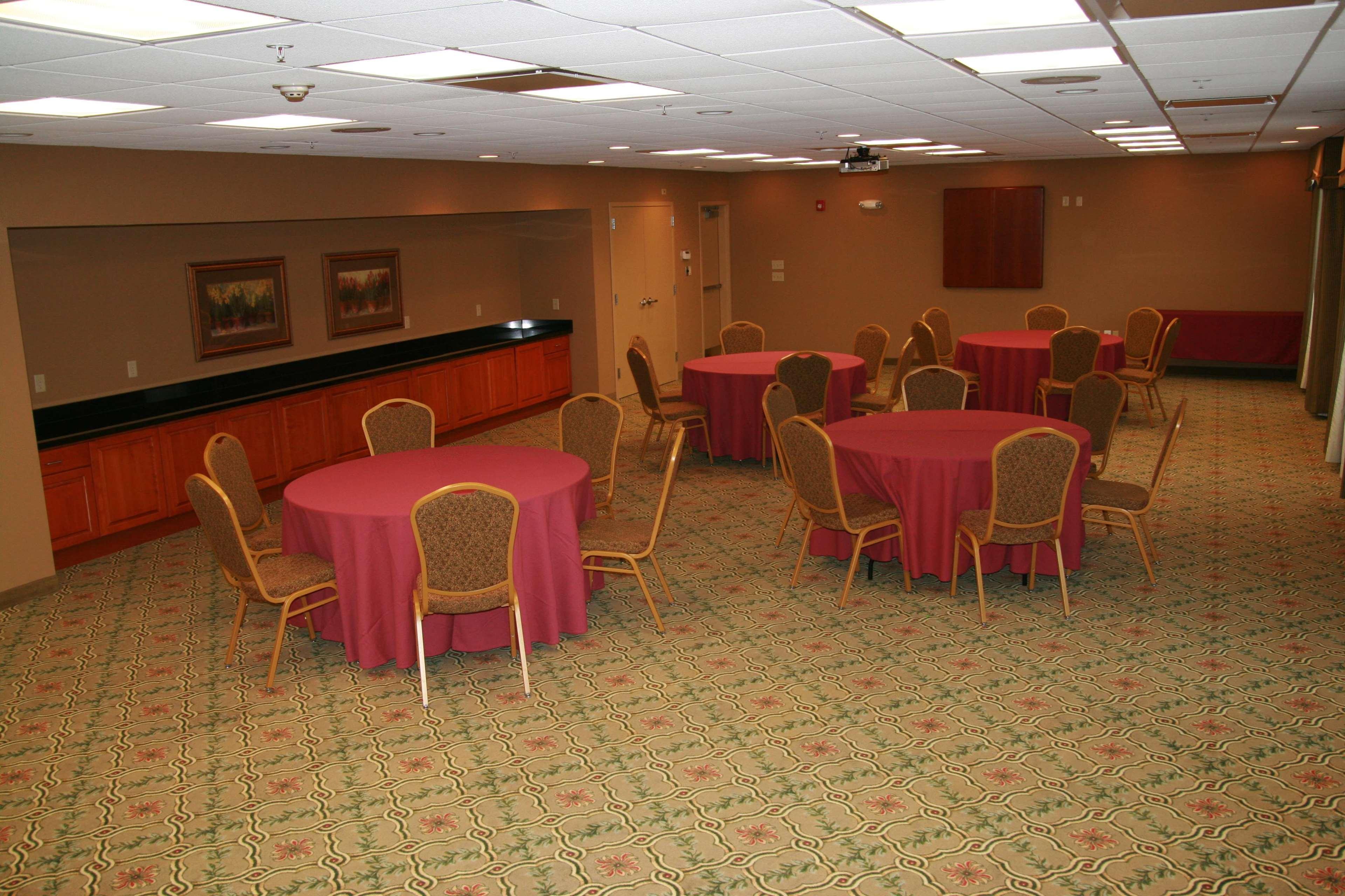 Hotel Newly Renovated Hampton West Lakeside Omaha