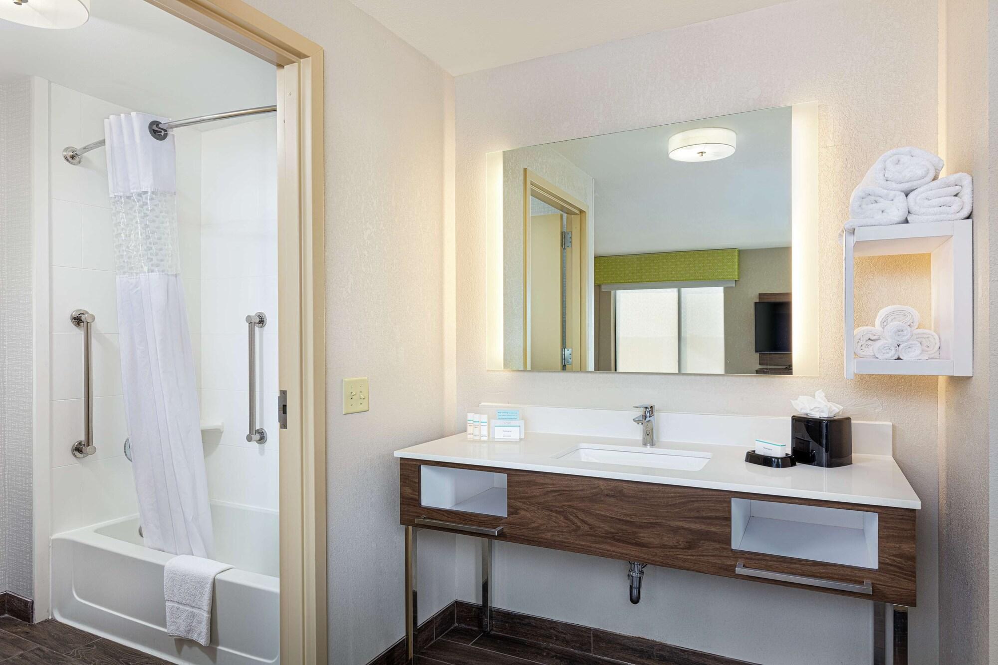 Newly Renovated Hampton West Lakeside Hotel
