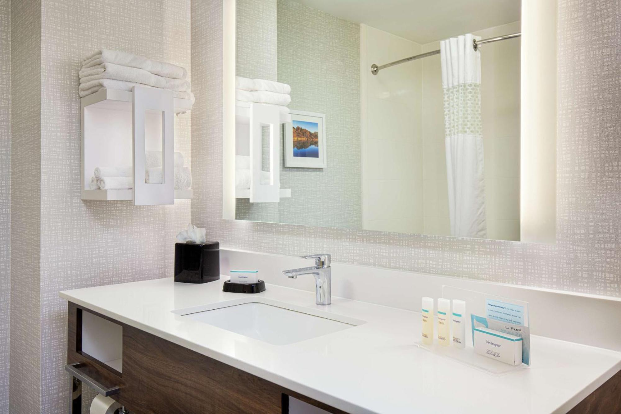 Newly Renovated Hampton West Lakeside Omaha