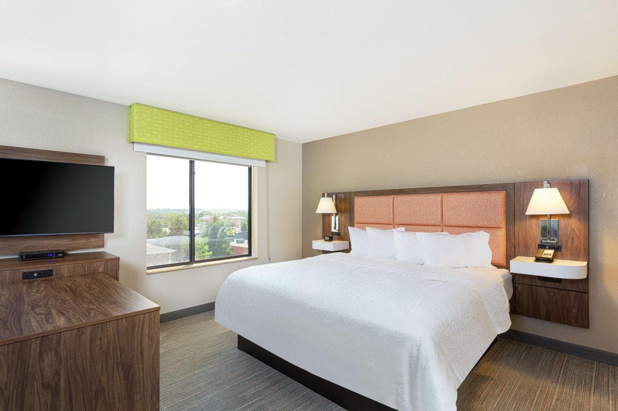 Newly Renovated Hampton West Lakeside 3*