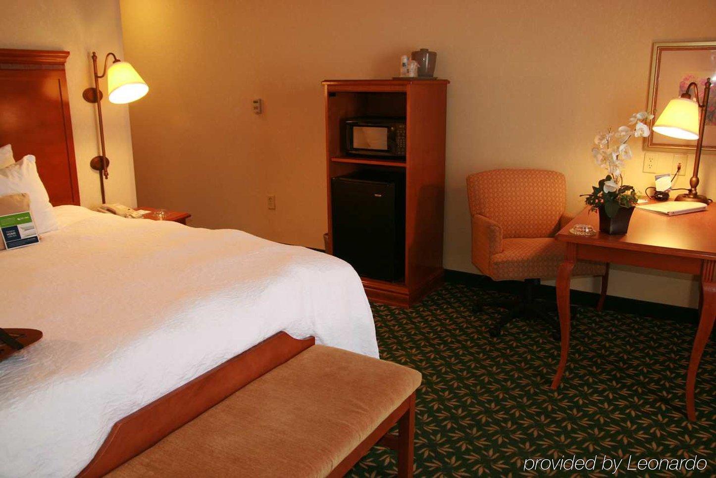 Hotel Newly Renovated Hampton West Lakeside