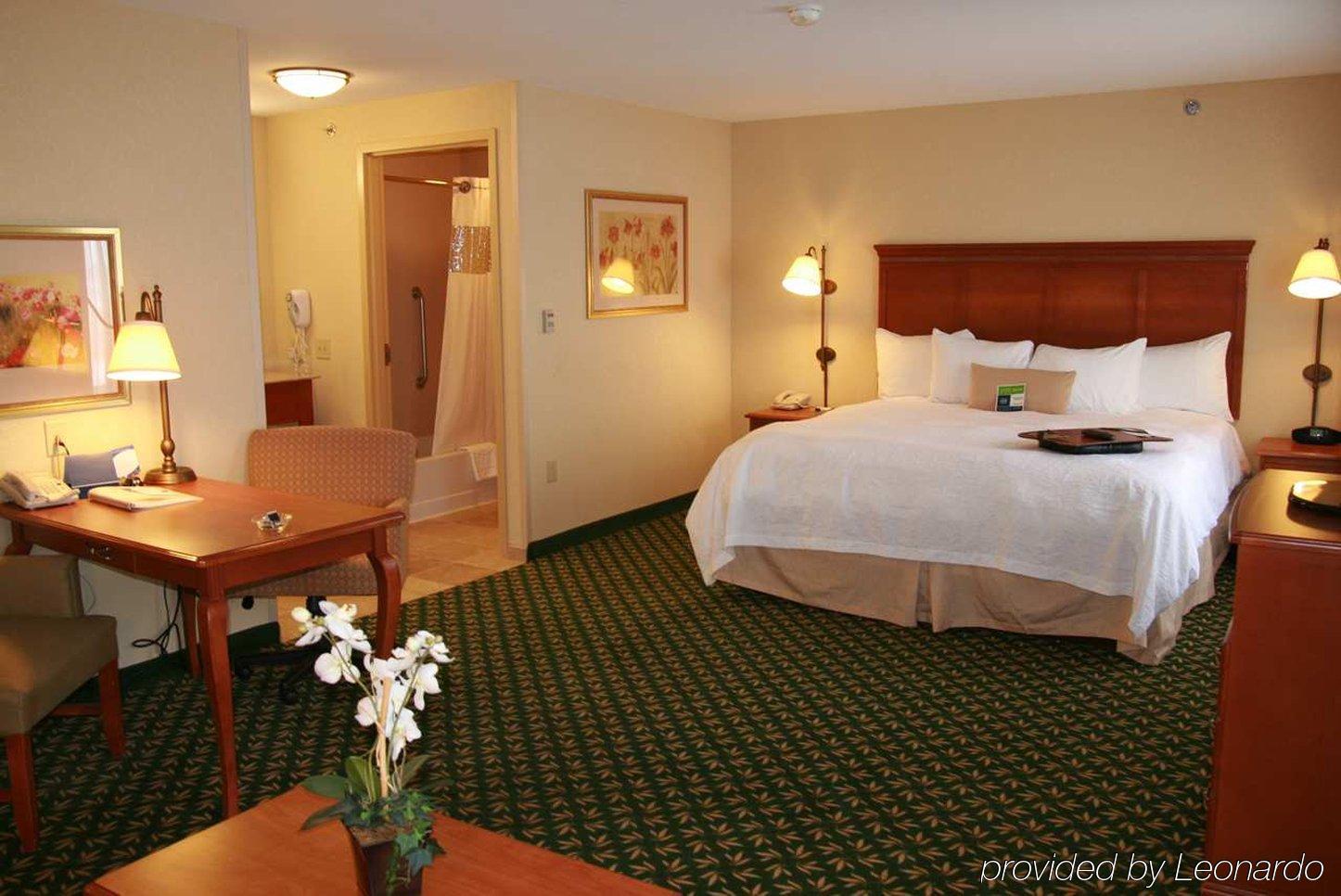 Hotel Newly Renovated Hampton West Lakeside