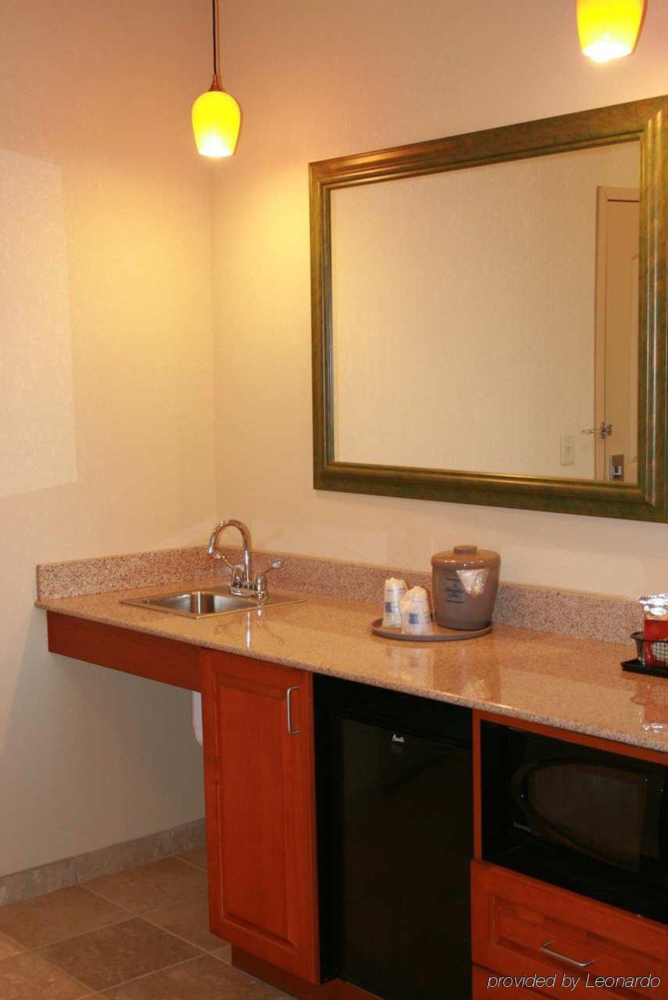 Hotel Newly Renovated Hampton West Lakeside 3*