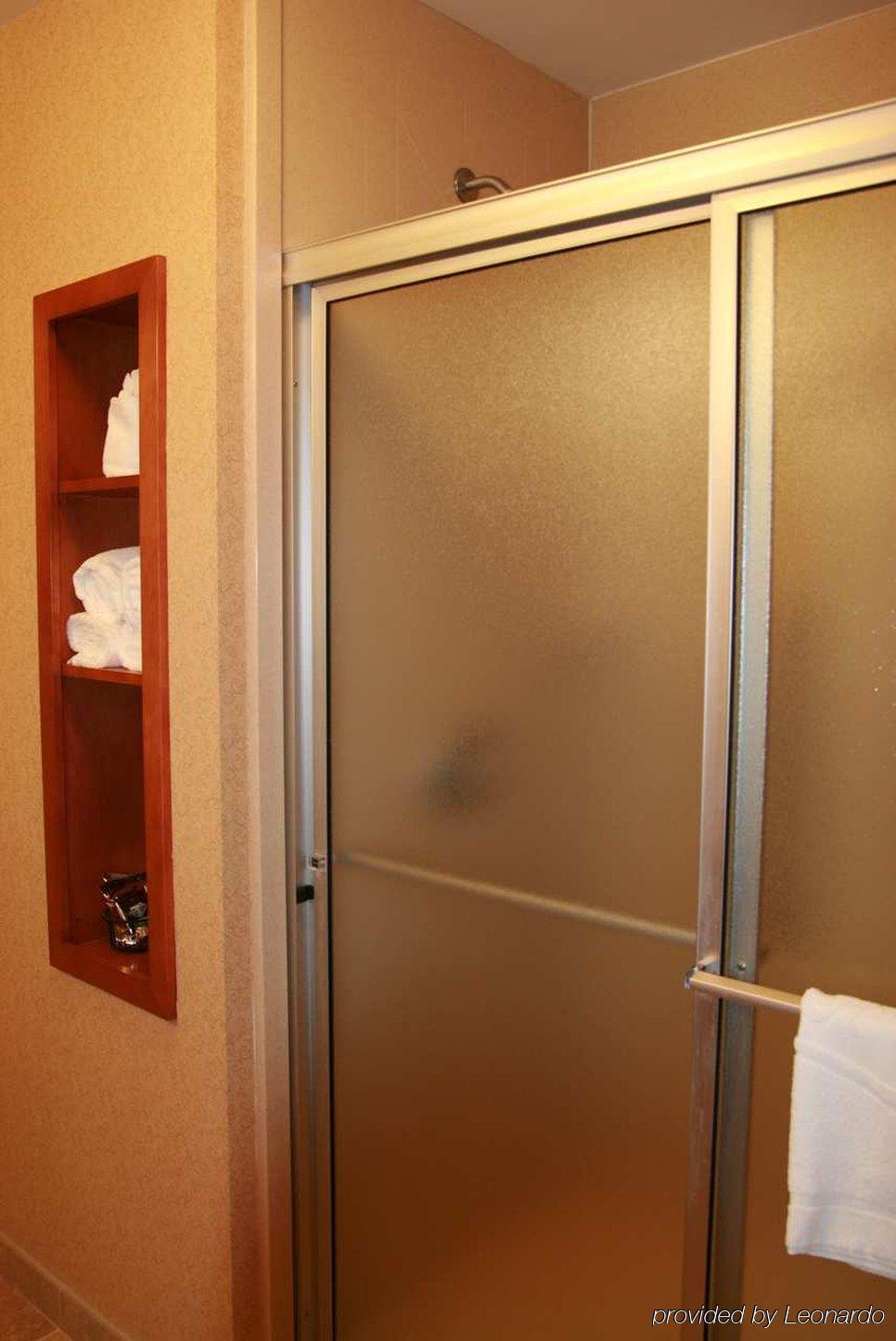 Newly Renovated Hampton West Lakeside 3*