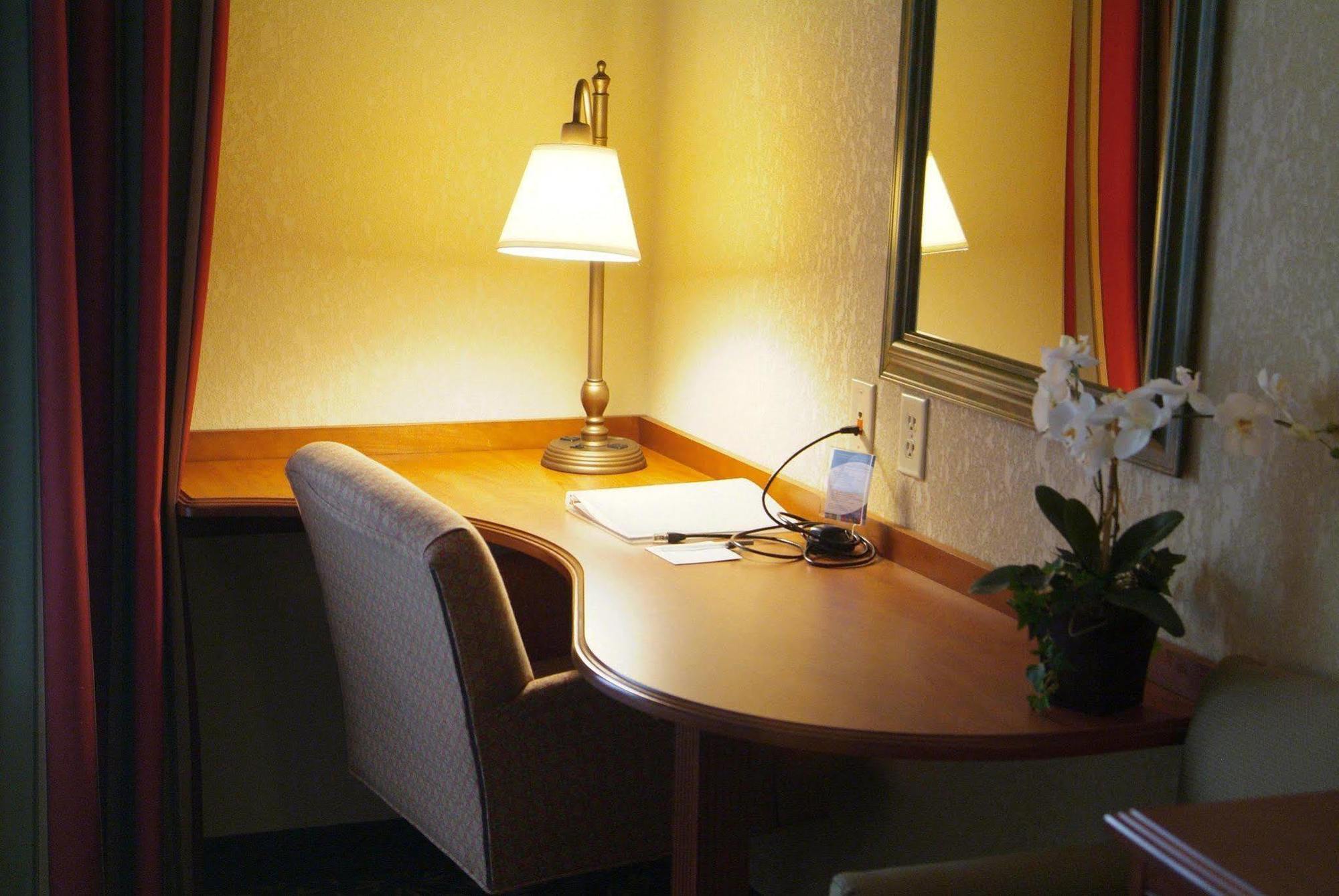 Hotel Newly Renovated Hampton West Lakeside 3*
